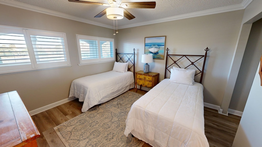 Beach House 202a 2 Bedroom Condo
