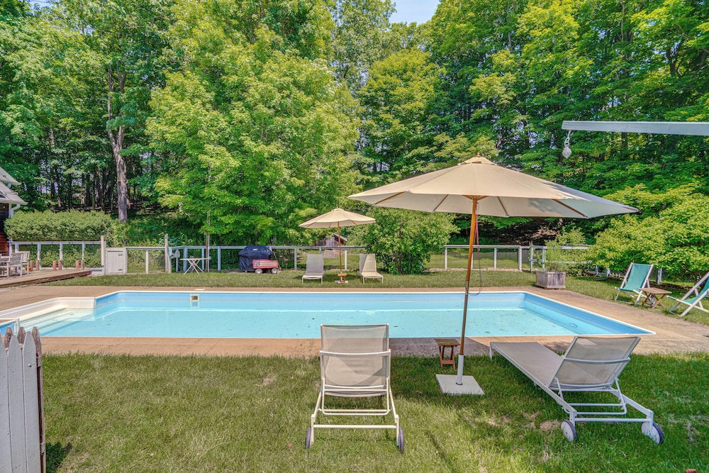9 Mi to Dtwn Hudson: Pet-friendly Home w/ Pool