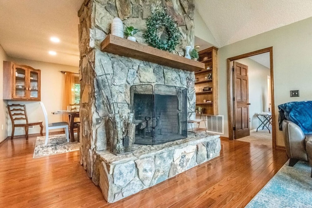Blue Ridge Gateway Cabin With Mountain Views