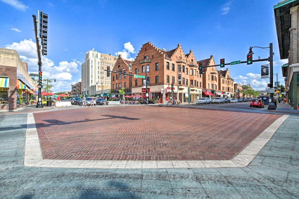 Classic Oak Park Home, 11 Mi to Downtown Chicago! view 4