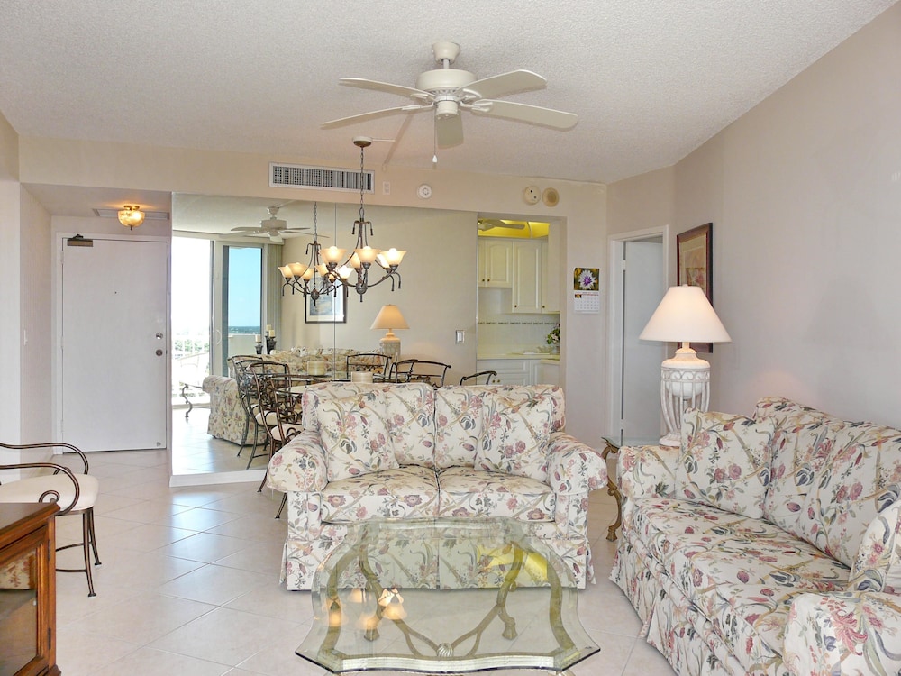 Sunny Beachfront Condo With Pool and Sw-facing Balcony