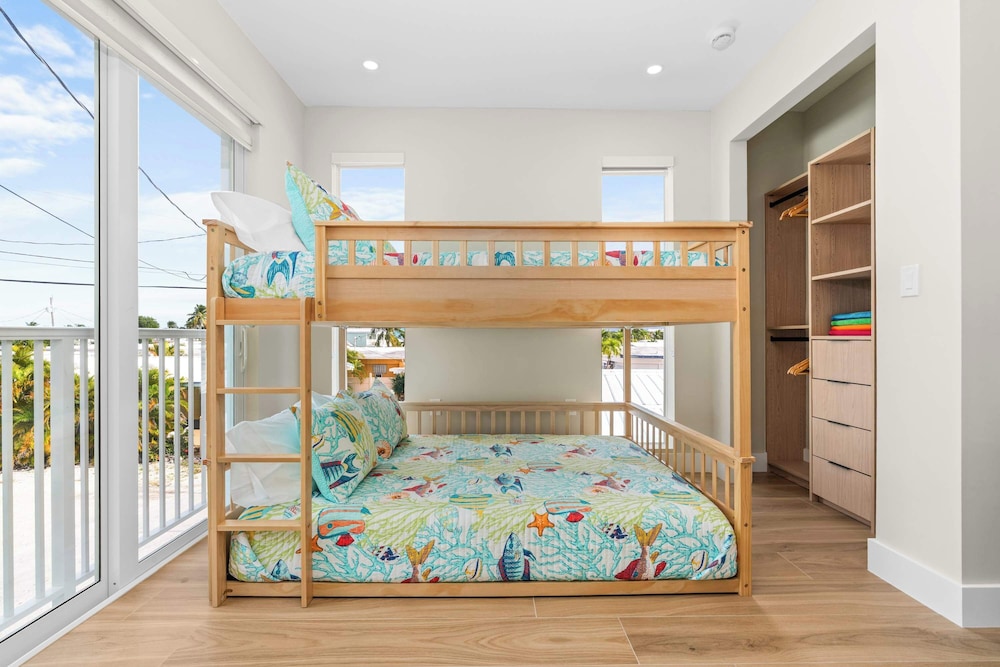 Aqua Verde Waterfront Lux Gem Dock Game Room