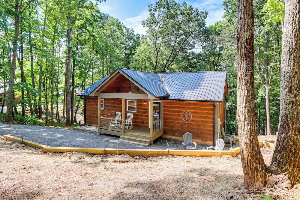 Peaceful Blue Ridge Cabin, Forest View & Fireplace