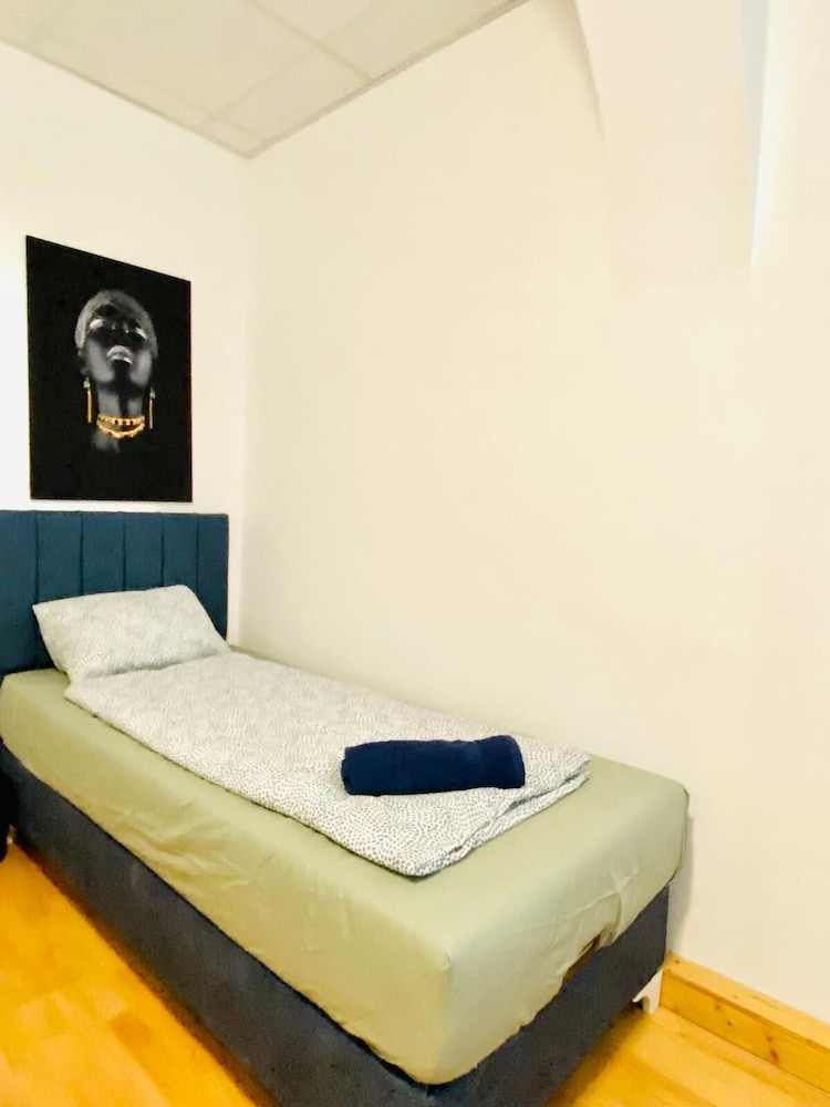 Spacious 2BR Apt For 9 Near Liesing