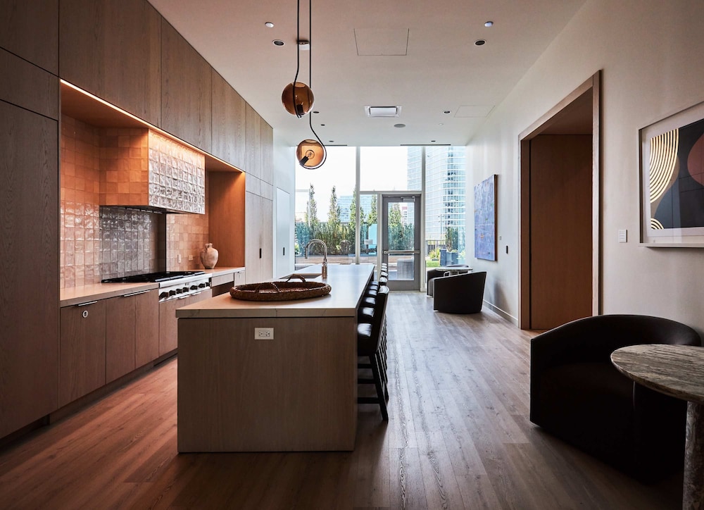 Lux 67fl Apt Lake Views Top Residential Sky Deck