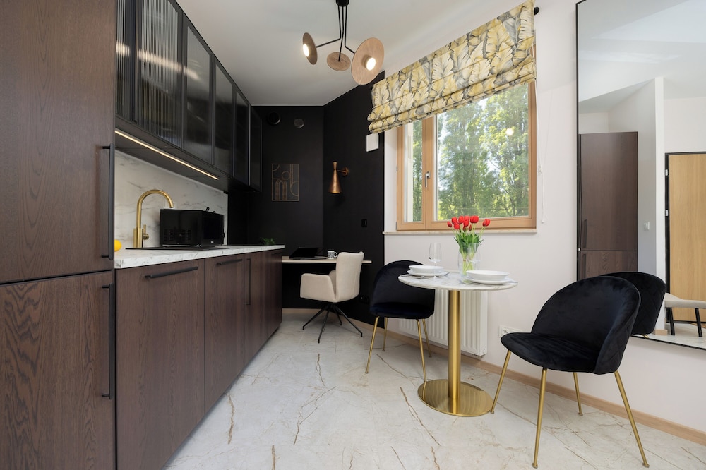Elegant Studio for 2 by Renters view 3