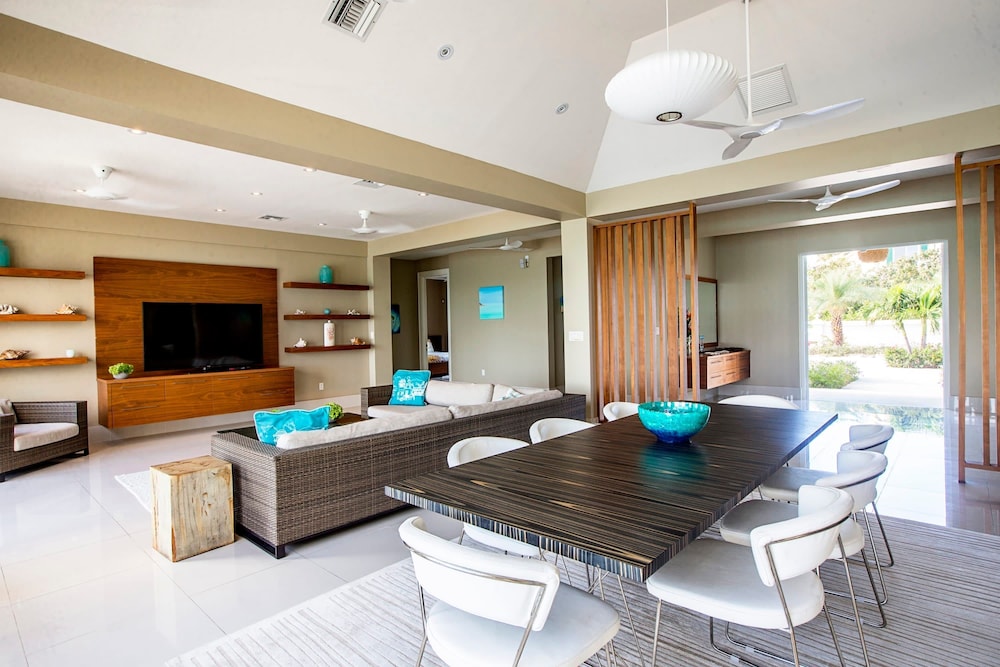 5 BR Waterfront Villa On Chalk Sound Blue Water