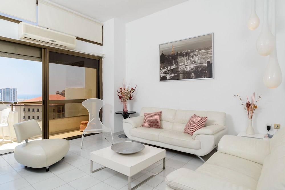 3BR Apt Steps from Sea W Parking, photo 19
