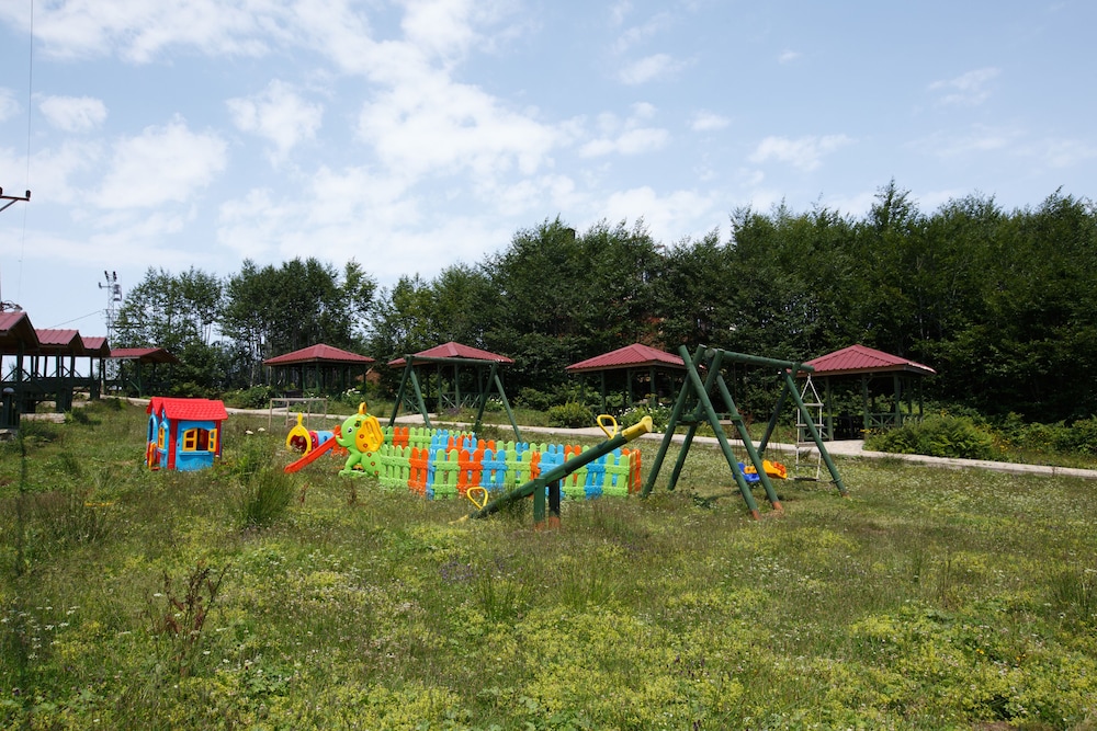 Flora Handüzü Resort & Wellness Bungalow Hotel