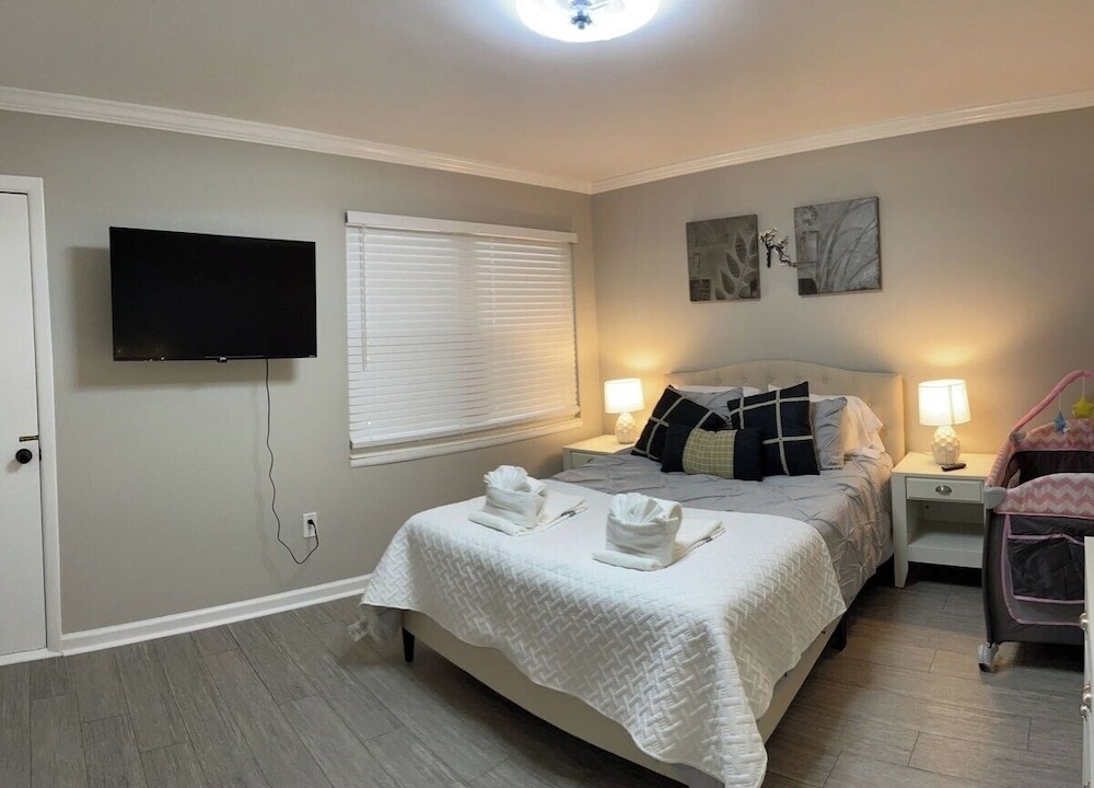 Bright 2BR Townhome Pool & Beach Minutes Away