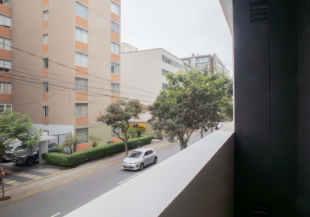 w Chic 1BR Apartment w Scenic Balcony in Central Miraflores