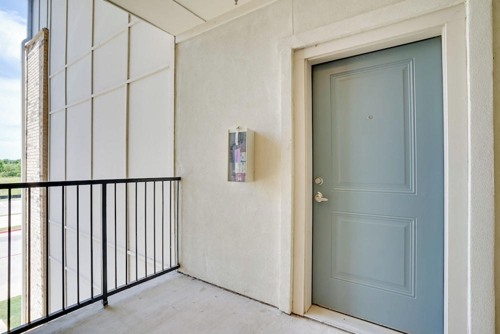 Commute to Fort Worth: Newly Built Apt w/ Pool