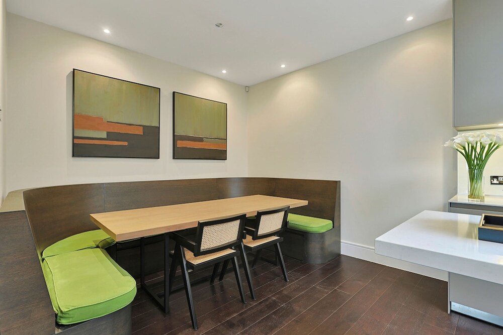 Luxe Home With Cinema Room - South Kensington