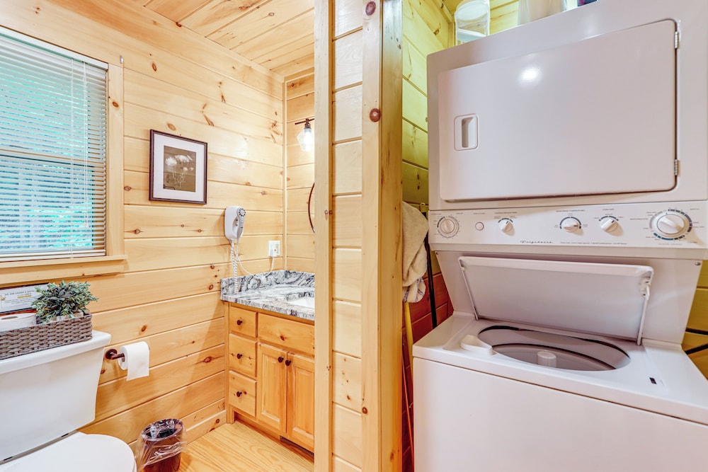 5 Mi to Dtwn Blue Ridge: Spacious Cabin w/ Hot Tub