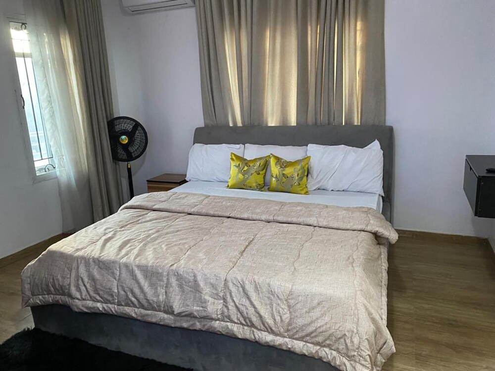 Captivating 3-bed Apartment in Lagos view 3
