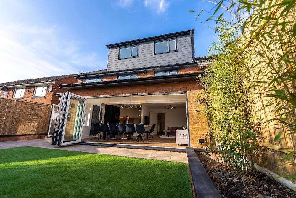 Luxury 8 Bed Home Manchester