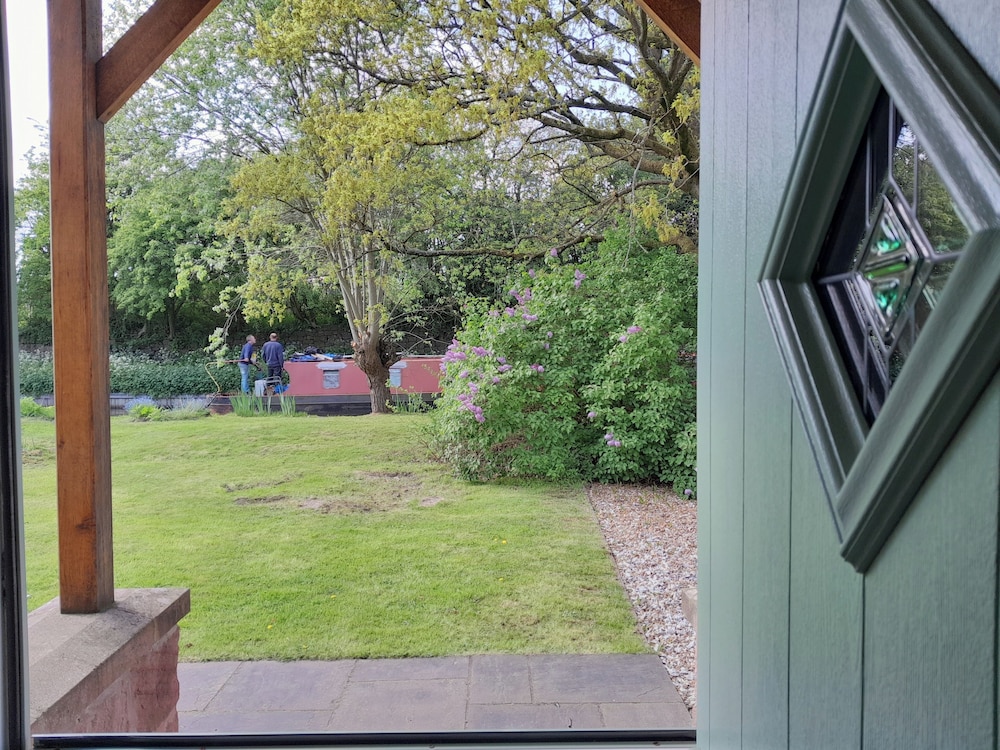 Canal-side 5-bed Cottage - Sleeps 10, Pet Friendly