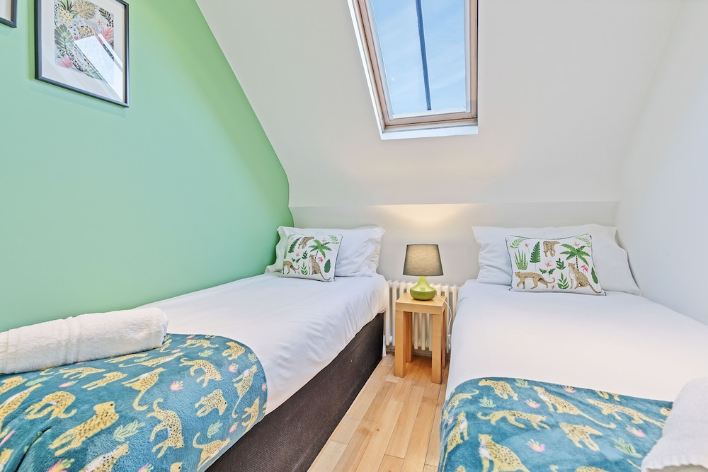 Majestic Mews Apartment with Free Parking | By My Getaways