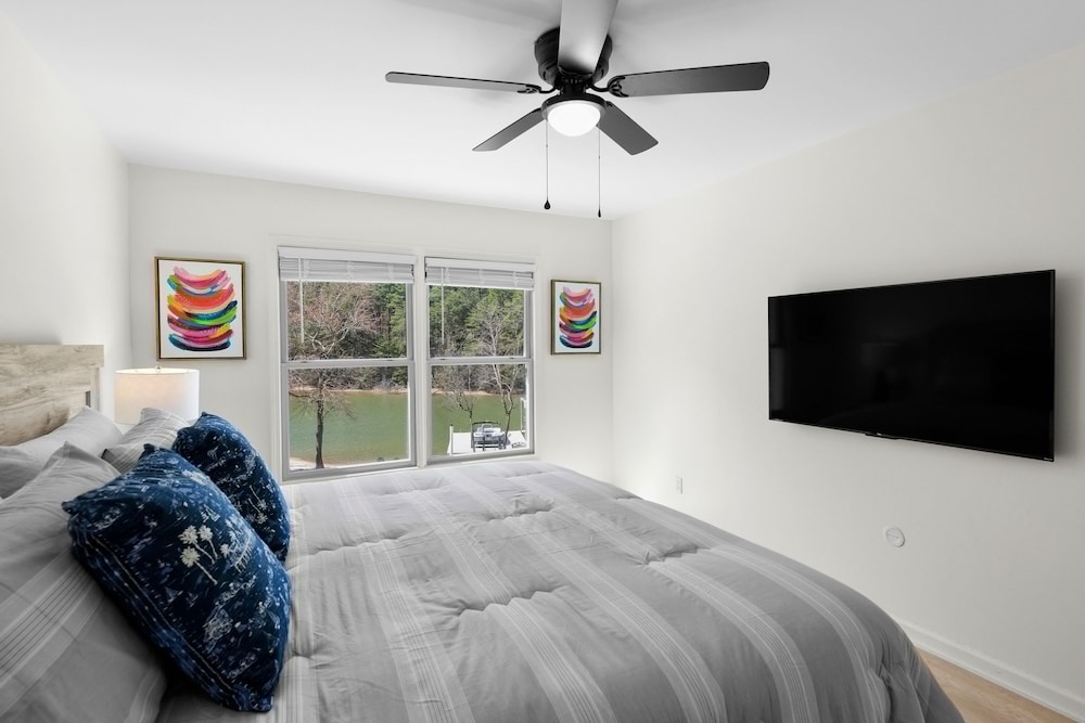 Knotty Pines by Avantstay Lake Views Renovated