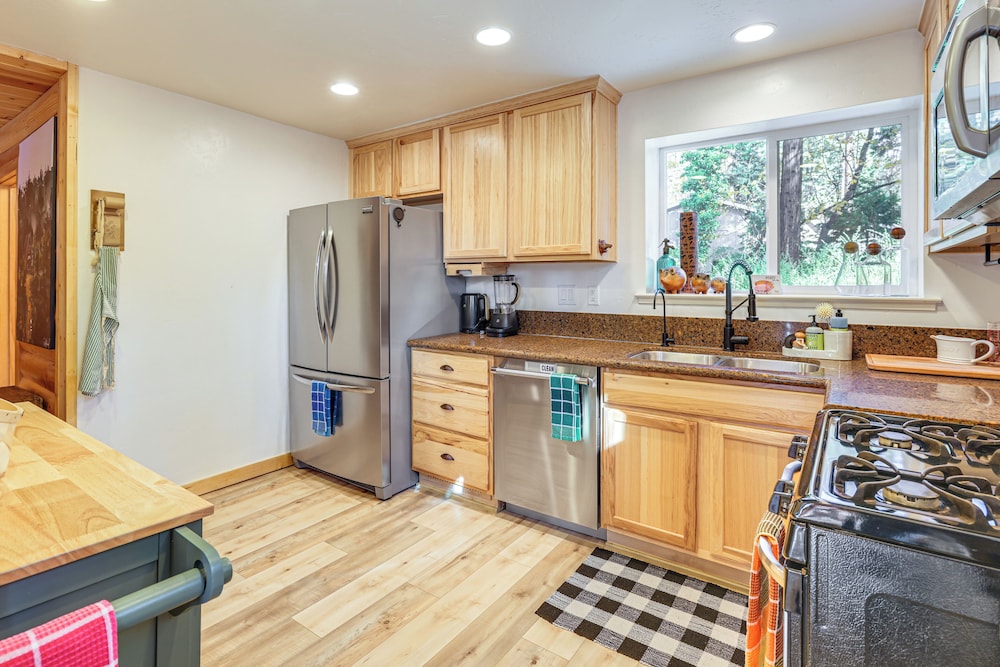 Walk to Golf, Lake: Twain Harte Cabin w/ Fireplace