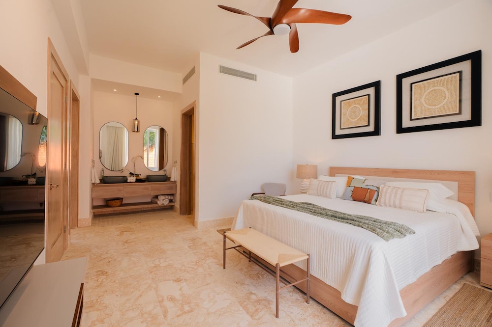 Modern 6 BDR Golf Front Villa in Luxury Beach Resort w Pool and Heated Jacuzziz
