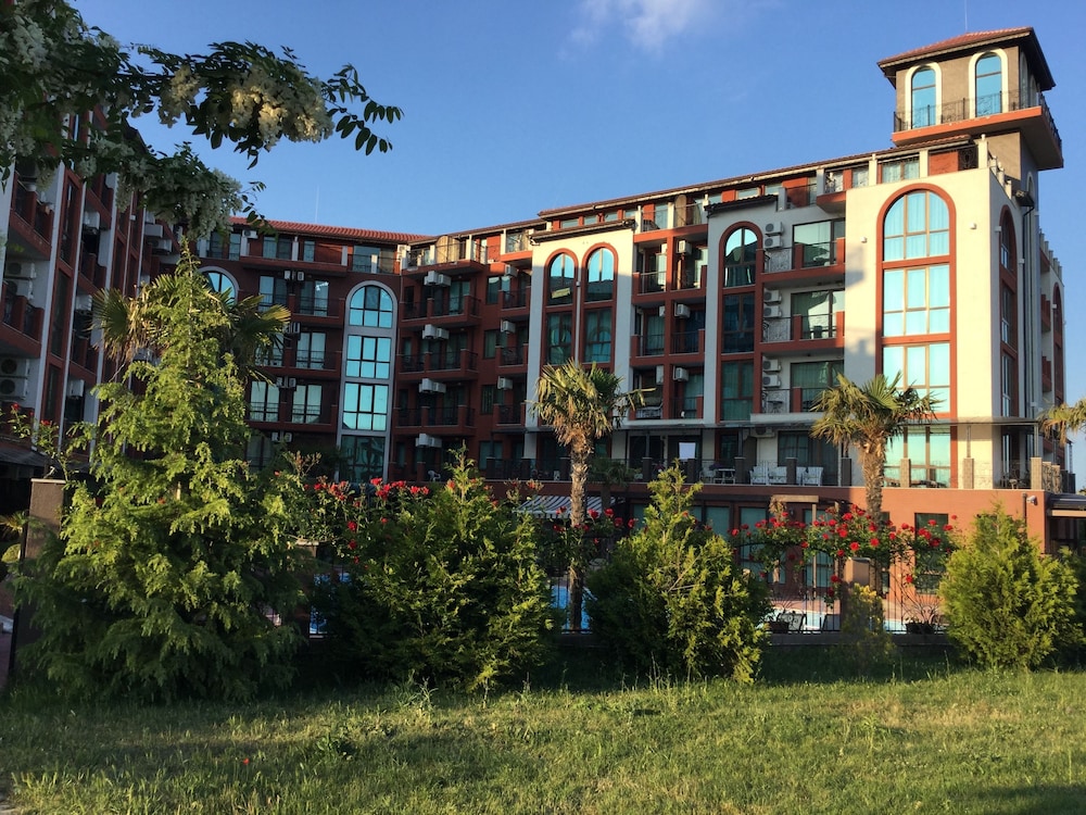 Chateau Del Marina Complex Apartments