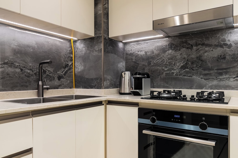 SIMPLY COMFORT Skyline Apts at Nobles Tower with Luxury Burj View