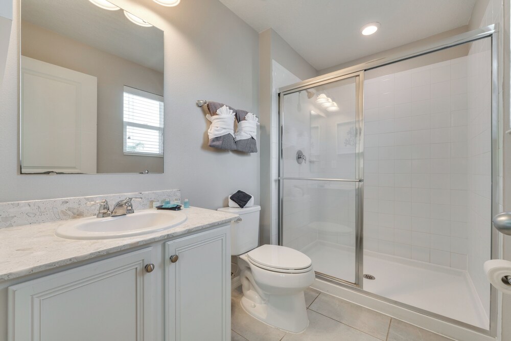 4 Mi to Wdw: Sleek Townhome w/ Community Pool!