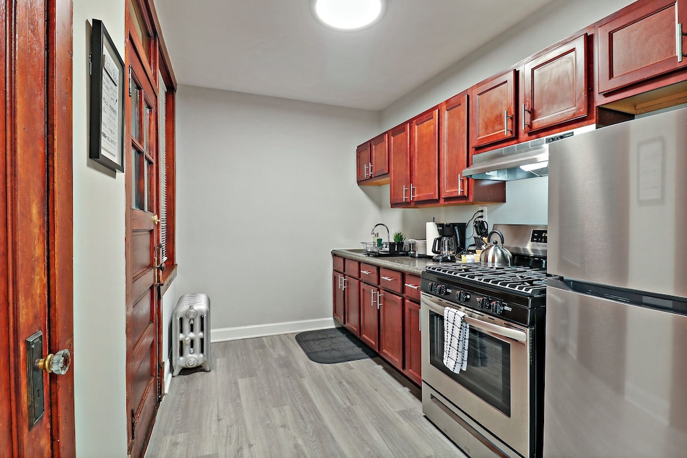 1BR Airy Apt- Barry 2