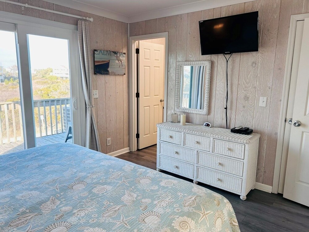 Sea It All 2 Bedroom Home by RedAwning