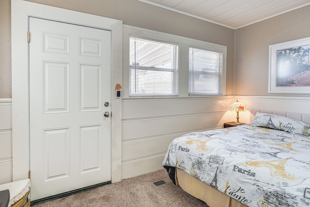 Miracle Mile Stay: Classic Stockton Home w/ Yard!