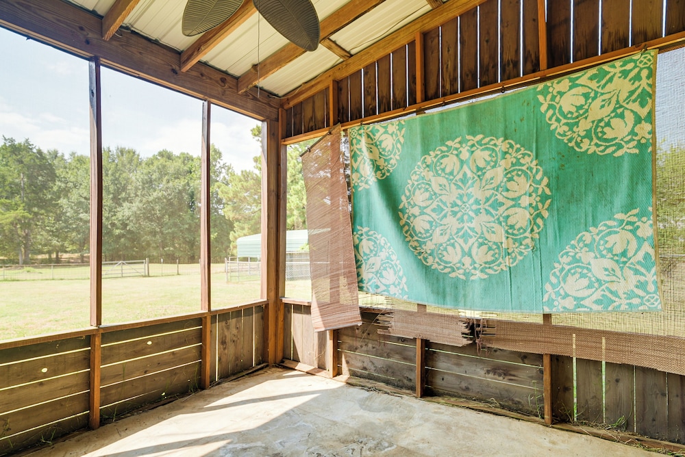 Screened Patio + Fire Pit: Peaceful Marshall Home
