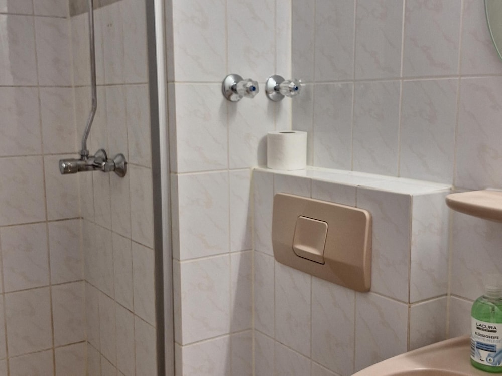 2-Rent Group Hostel Rooms AUB162