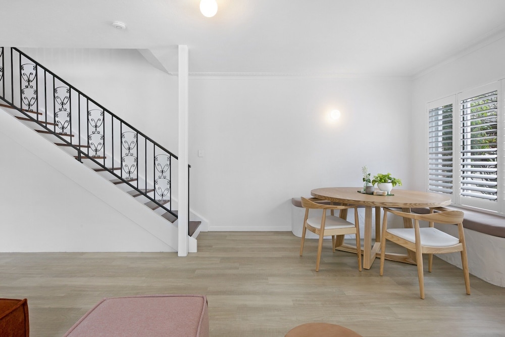 Mediterranean Surfers Paradise Townhouse With BBQ