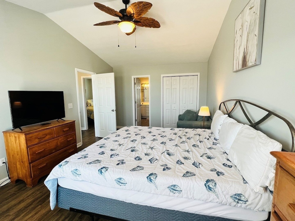 Just Breeze 'n 4 Bedroom Home by RedAwning