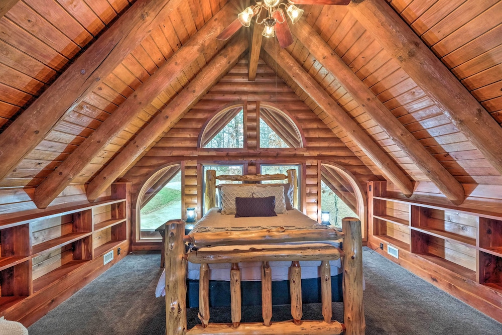 Private Eureka Springs Cabin w/ Beaver Lake Views!