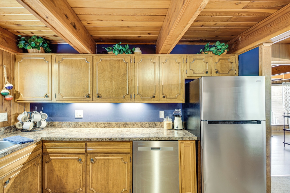 Canal Across Street: Family Cabin in Breezy Point!