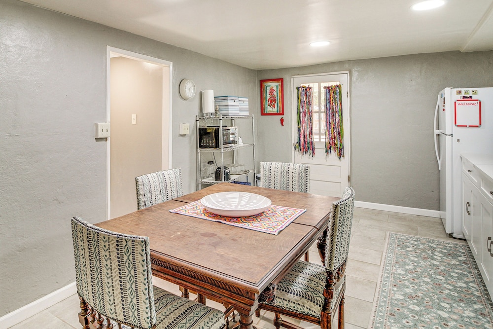 3 Mi to Old Town, Fenced Yard: ABQ Abode!