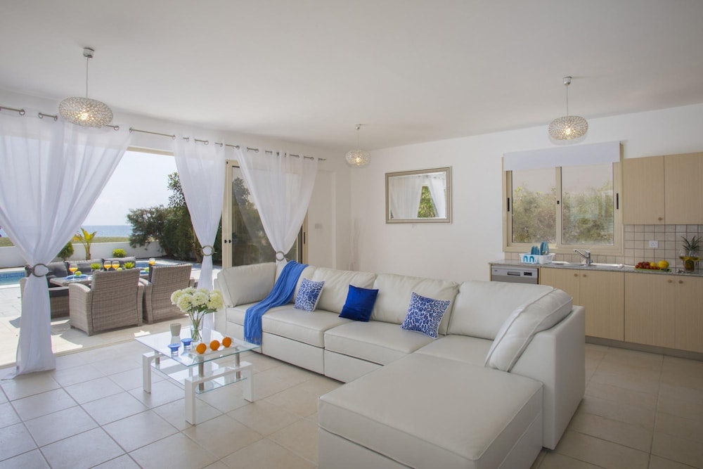 Villa Iris Mazotos in Larnaca