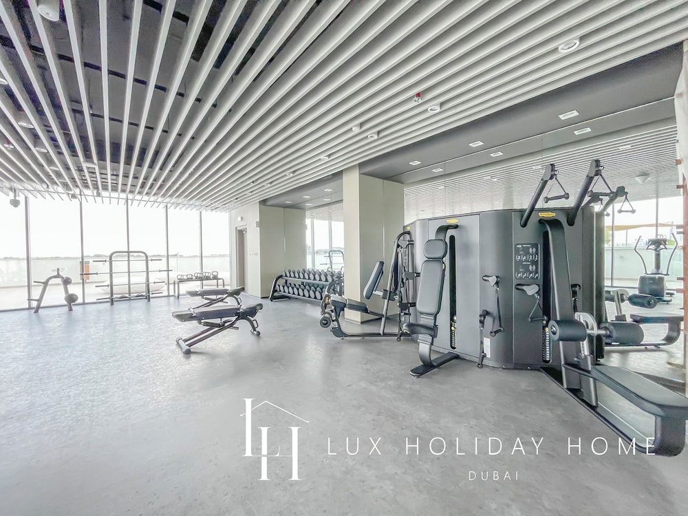 LUX | 2BR Lagoon View – District One, 10–15 min Burj Khalifa