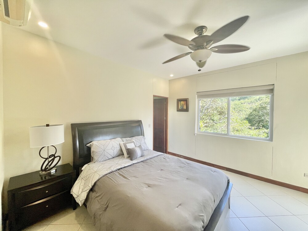 La Torre: Poolside Condo with Scenic Views