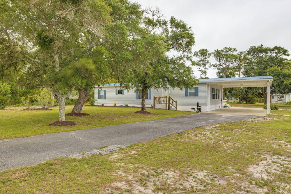 Harkers Island Getaway w/ Deck: Near Cape Lookout!