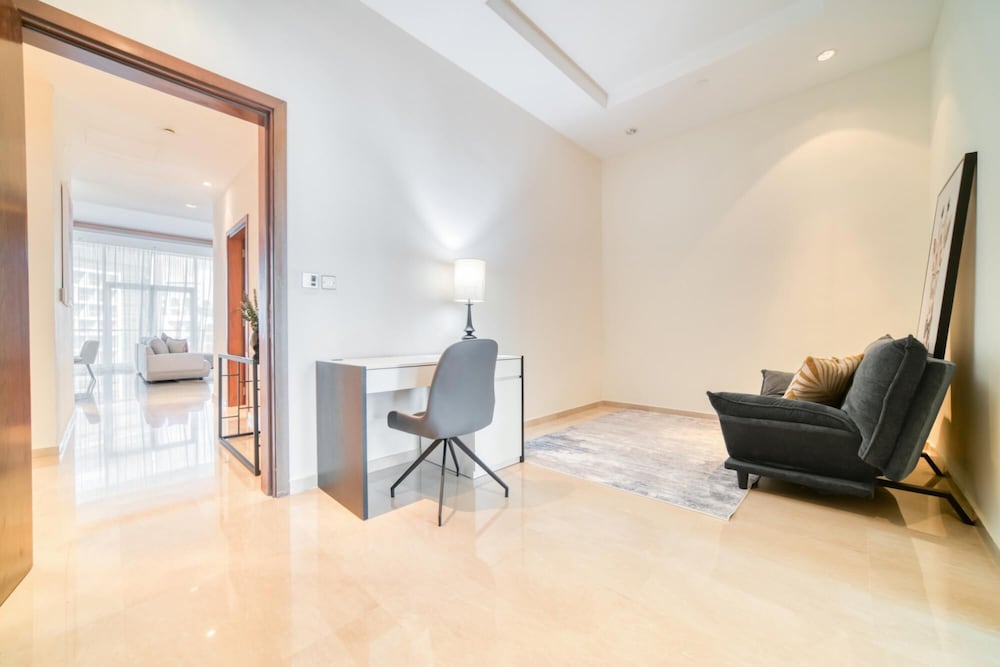 Modish Palm 3BR w Private Balcony Beach Access