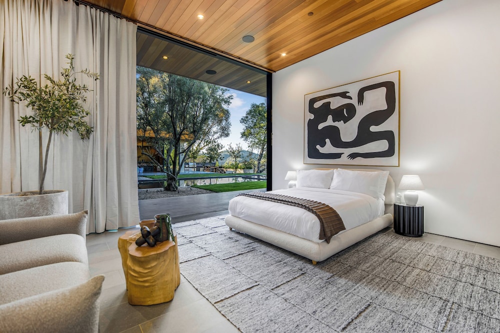Oak Pass Manor: Indoor-outdoor Luxury With Pool, Sauna & Panoramic Views
