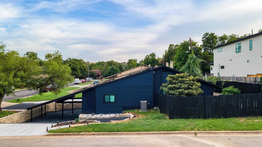 Stylish Retreat, Shared Pool & Yard Near Downtown Fairlawn Lane A by Avantstay
