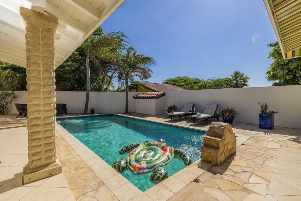 Luxurious Haven in the Heart of the Island Pool