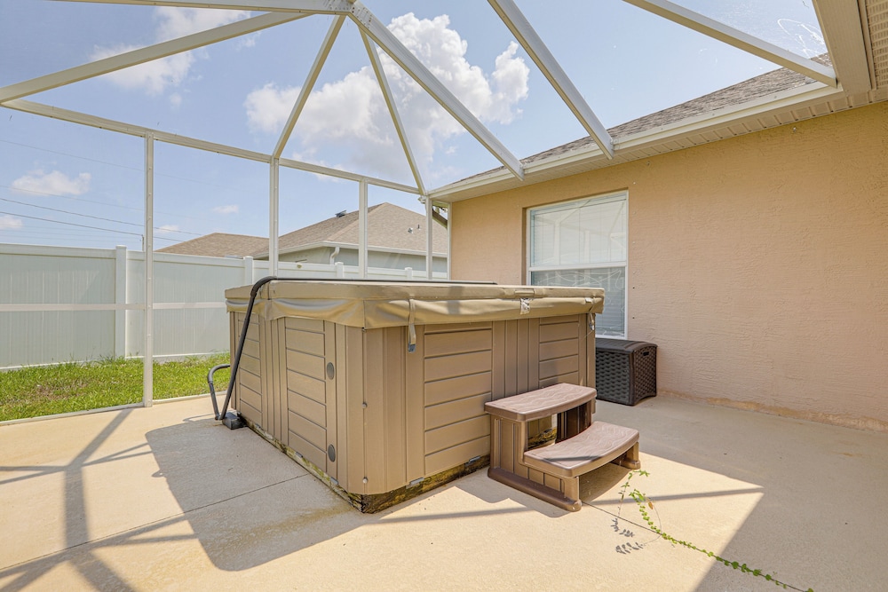 Screened Patio & Hot Tub: Port St Lucie Home!