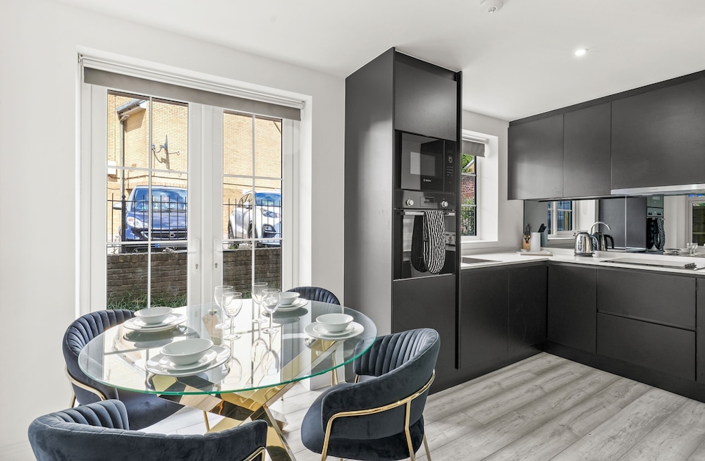 Luxurious 1 Bed Apartment - Free Wifi and Parking
