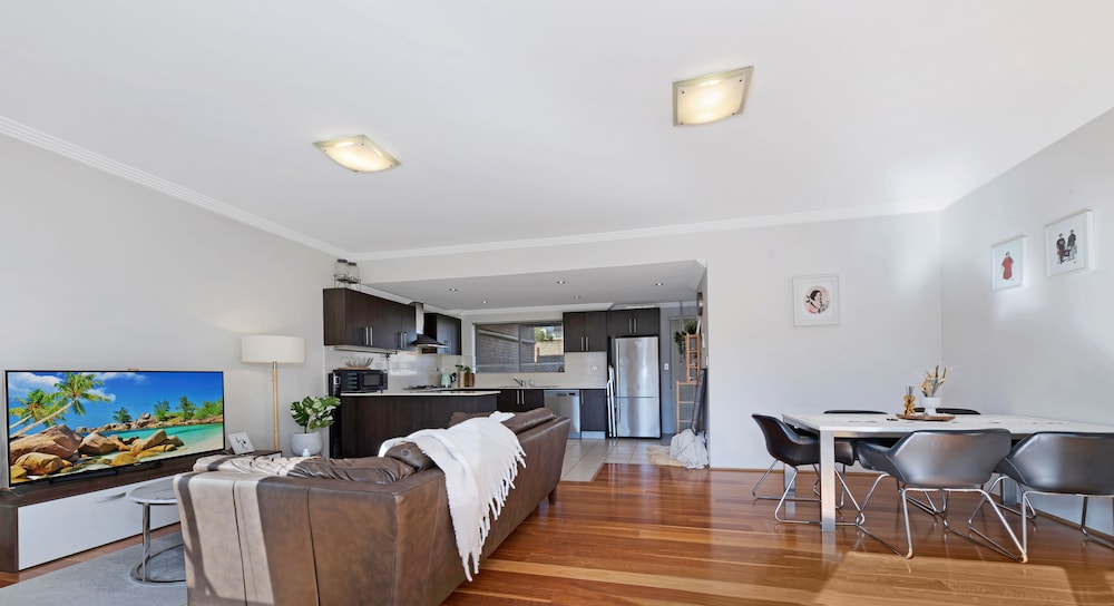 Kozyguru | Allawah | 2 Bed Kozy Apartment