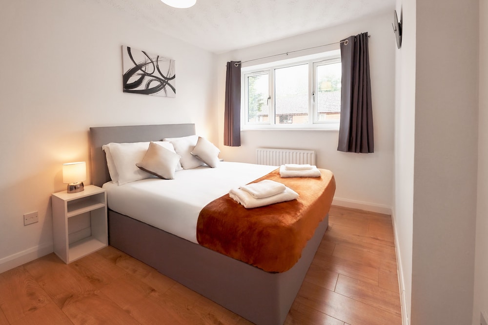 Stunning 3-bed House in Central Milton Keynes view 4